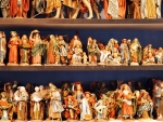 small-figures-belen-christmas-market-bethlehem-sale-artisanal-seville-spain-62087527