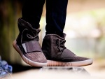 On-foot-look-at-the-Yeezy-Boost-750-Light-Brown-02
