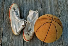 Schuhe mit Basketball