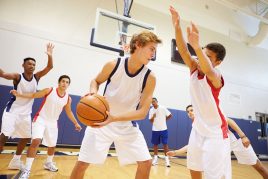Jugendliche spielen Basketball
