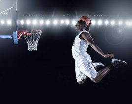 Basketballspieler springt zum Korb