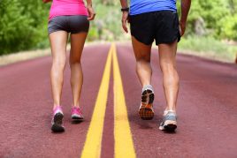 Zwei Läufer tragen Laufschuhe